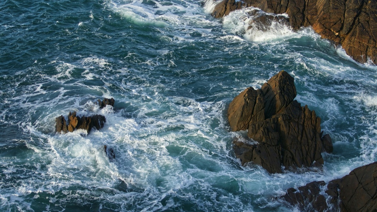 Vagues et rochers sur la côte bretonne