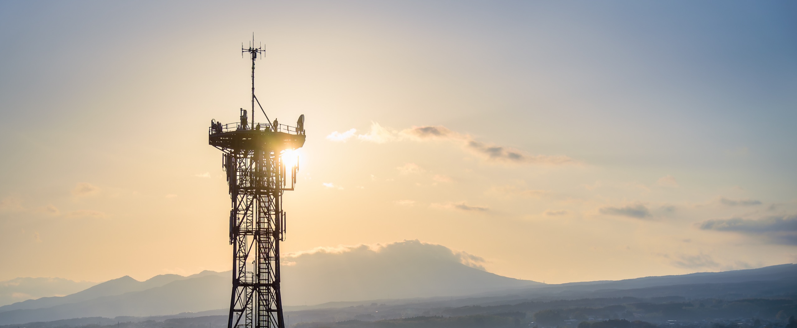 Pylône de télécommunications sous un ciel nuageux